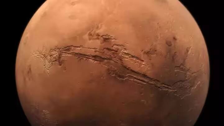 પૃથ્વી પરથી ઘણી વખત આપણે સૌરમંડળમાં થતી બધી વસ્તુઓ જોઈ શકીએ છીએ. તેવી જ રીતે, આવતીકાલે, 14 ઓગસ્ટે, બે તેજસ્વી ગ્રહો એકબીજાની નજીકથી પસાર થવાના છે. ગુરુ અને મંગળ રાત્રે ચમકતા જોવા મળશે.