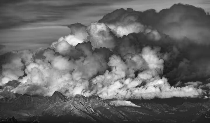 વાસ્તવમાં, વાદળોમાં રહેલા પાણીના ટીપાં અથવા સૂક્ષ્મ કણો સૂર્યના કિરણોને પ્રતિબિંબિત કરે છે, જેના કારણે તે સફેદ દેખાય છે.