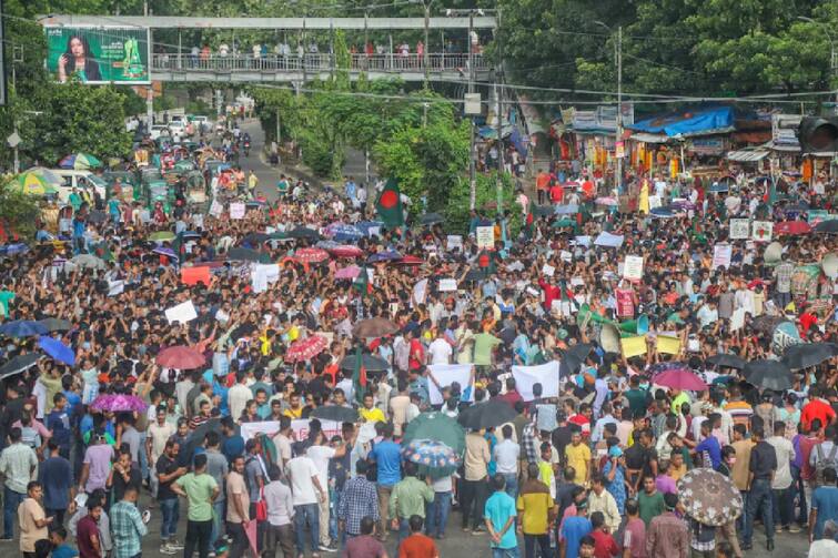 Bangladesh Hindu community members participate in a protest and block the Shahbagh intersection in Dhaka Bangladesh Hindu Crisis : बांग्लादेश में हमले के खिलाफ सड़कों पर उतरे हिंदू, 52 जिलों हिंदुओं पर हुए हिंसक हमले, सरकार से की ये मांग