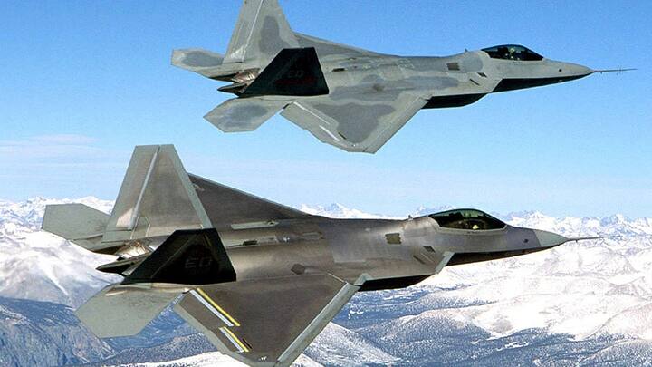 F-22 Raptor એ વિશ્વનું પ્રથમ અને મૂળ પાંચમી પેઢીનું અમેરિકન સ્ટીલ્થ ફાઇટર જેટ છે. તે ક્લોઝ રેન્જ ડોગફાઇટીંગ અને બિયોન્ડ વિઝ્યુઅલ રેન્જ (BVR) માટે પ્રખ્યાત છે. એક પાયલોટ તેને ઉડાવે છે. આ ટ્વીન એન્જિન ફાઈટર જેટ છે.તેની લંબાઈ 62.1 ફૂટ, પાંખો 44.6 ફૂટ અને ઊંચાઈ 16.8 ફૂટ છે. મહત્તમ ઝડપ 2414 KM/કલાક છે. કોમ્બેટ રેન્જ 850 કિમી છે. તેની રેન્જ 3200 KM છે. મહત્તમ 65 હજાર ફૂટની ઉંચાઈ સુધી જઈ શકે છે.