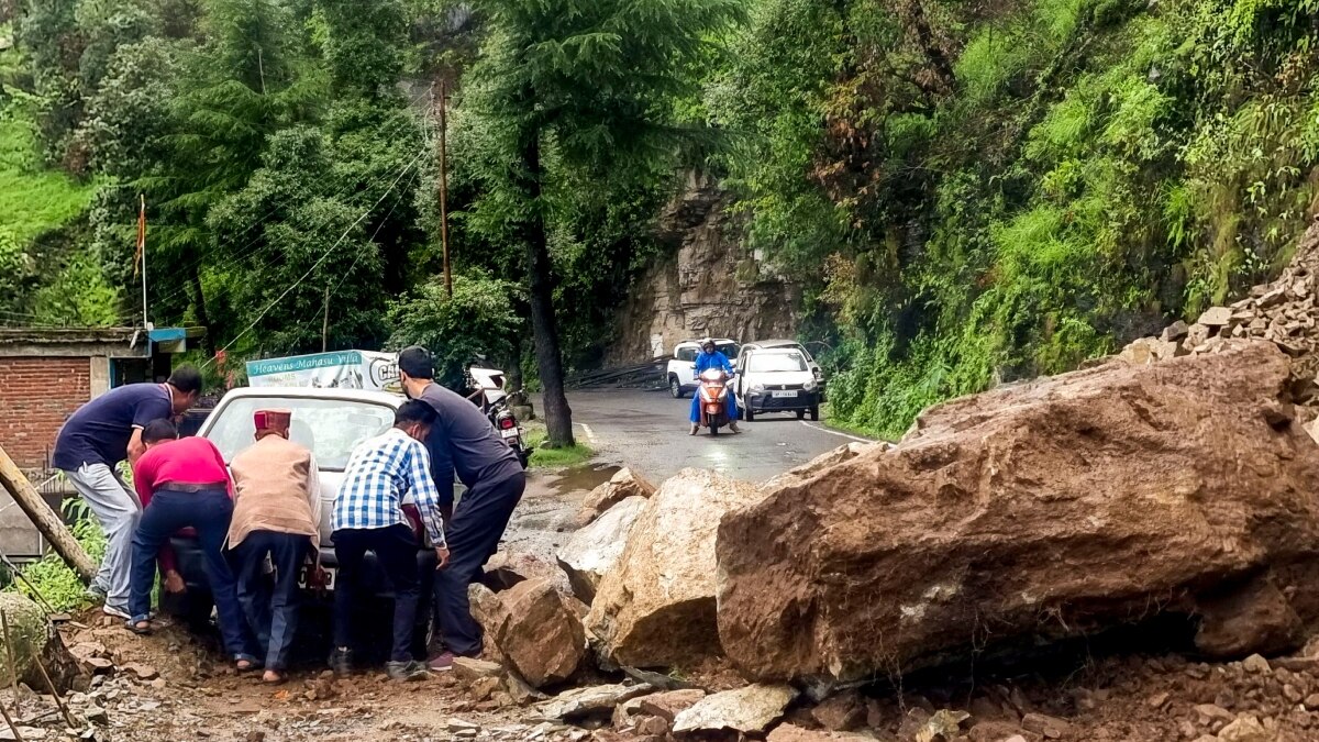 Himachal Rain: हिमाचल में बारिश से दो नेशनल हाईवे के साथ 197 सड़कें बंद, मौसम विभाग ने जारी किया येलो अलर्ट