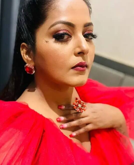 ભોજપુરી સિનેમા દેશ અને દુનિયામાં ખૂબ પ્રખ્યાત થઈ ગયું છે. અહીંના કલાકારોએ પોતાના કામના આધારે પોતાની ઓળખ બનાવી છે. ભોજપુરી અભિનેત્રીઓ પણ ઘણી ફેમસ છે. પરંતુ કેટલીક અભિનેત્રીઓ તેમની પ્રોફેશનલ લાઈફ કરતાં તેમના અંગત જીવન માટે વધુ ચર્ચામાં રહે છે. આજે અમે તમને ભોજપુરી અભિનેત્રીઓ વિશે જણાવવા જઈ રહ્યા છીએ, જેમના લગ્નના થોડા સમય પછી છૂટાછેડા થઈ ગયા અને હવે તે પતિ વિના પોતાના પરિવાર અને બાળકો સાથે સુખી જીવન જીવી રહી છે.