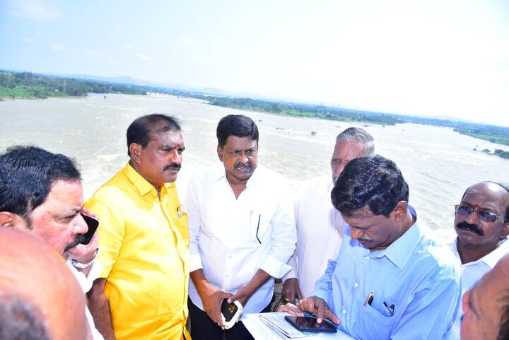 తుంగభద్ర జలాశయాన్ని ఏపీ ఆర్థిక శాఖ మంత్రి పయ్యావుల కేశవ్, జలవనరుల శాఖ మంత్రి నిమ్మల రామానాయుడు సందర్శించారు. తుంగభద్ర జలాశయాన్ని పరిశీలించారు.