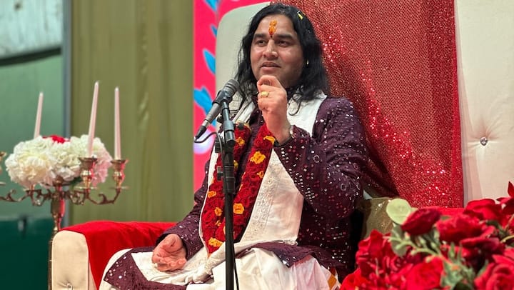 कथावाचक देवकीनंदन ठाकुर ने बांग्लादेश में हिंदुओं के साथ हुई हिंसक घटनाओं को लेकर सभी सनातनियों को एक होने का संदेश दिया.