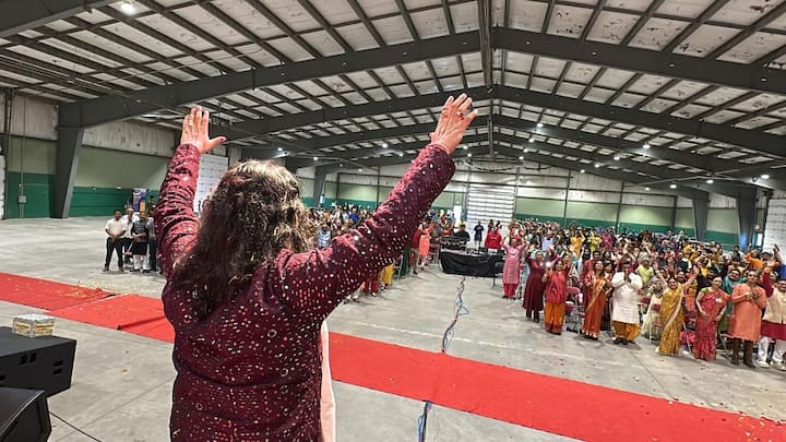 कनाडा में कथा सुनाते समय देवकीनंदन ठाकुर बोले कि पड़ोसी देश में हिंदुओं के साथ क्या हो रहा है, ये चैनलों पर हमें देखने को मिला है.