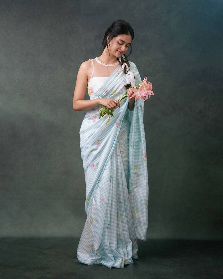 చేతిలో పూలు పట్టుకుని చిలిపిగా ఇచ్చిన పోజులు అందరినీ ఆకట్టుకుంటున్నాయి. Photo Credit: Keerthy Suresh/Instagram