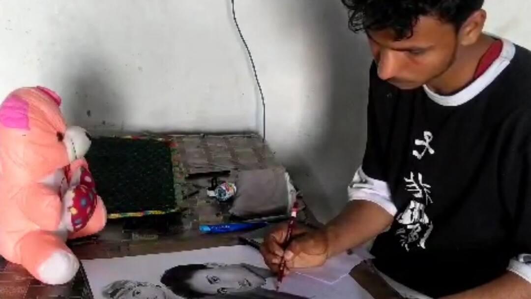 Aligarh Sketch maker pradeep kumar not getting UP government benefits ann अलीगढ़ के इस हुनरबाज को नहीं मिल रहा सरकारी योजनाओं का लाभ, पेंटिंग बनाकर कर रहा गुजारा