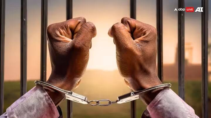 મોહમ્મદ અતીકે કહ્યું કે જેલમાં કેદીઓના નખ પેઈર વડે ખેંચવામાં આવતા હતા અને કલાકો સુધી તેમને ઉંધા લટકાવવામાં આવતા હતા.