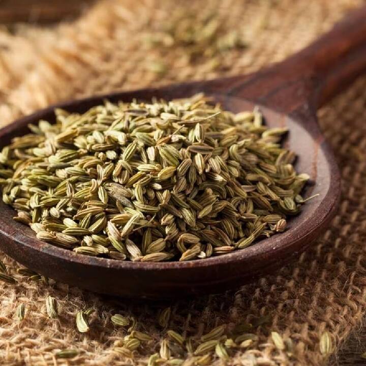 Most people are engaged in losing weight. In such a situation, fennel water can give you a very good effect. Consuming it on an empty stomach helps in detoxifying the body.