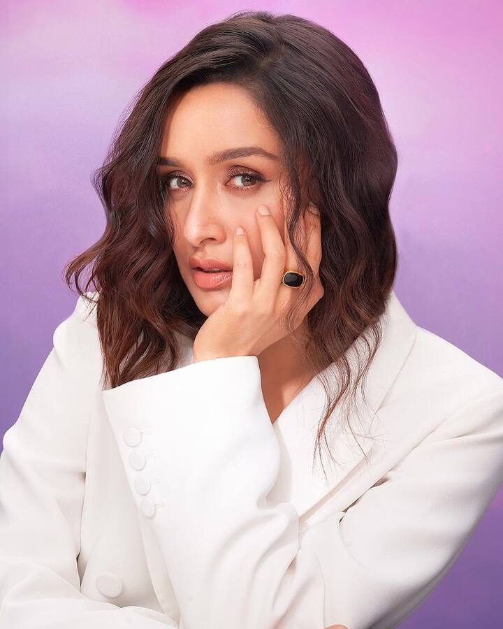 इसके साथ ही हर कोई ये जानने के लिए भी काफी एक्साइटिड हैं कि आखिर इन दोनों में से फिल्म के लिए किसने ज्यादा फीस ली है.