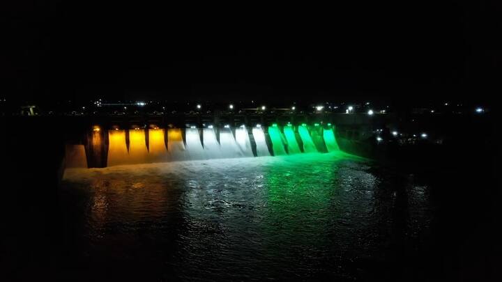 स्वातंत्र्य दिनाच्या पार्श्वभूमीवर यंदा 100% भरलेल्या उजनी धरणालाही तिरंगी रंगाची सजावट करण्यात आली आहे. धरणावर तीन रंगाच्या लाईटमधून तिरंगी सलामी देण्यात आल्याचे मनमोहक दश्य डोळ्यात साठवण्यासारखं आहे.