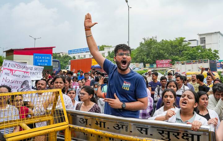 AIIMS में डॉक्टर स्ट्राइक का असर काफी ज्यादा देखने को मिला है. कोलकाता में डॉक्टर से रेप और मर्डर केस को लेकर देशभर के डॉक्टर्स में रोष है. हड़ताल के चलते मेडिकल सेवाएं प्रभावित हैं.