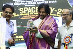 In Pics: రాకెట్లతో పవన్ కల్యాణ్ ఫోటోలు - శ్రీహరి కోటలో జనసేనాని సందడి