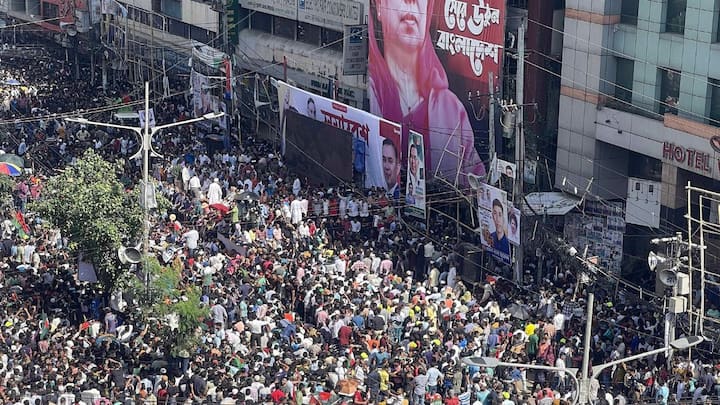 बांग्लादेश में 5 अगस्त को शेख हसीना की सरकार गिर गई. तख्तापलट के पीछे की मुख्य वजह छात्रों का प्रदर्शन बताया गया. आरक्षण विरोधी छात्रों ने इस कदर प्रोटेस्ट किया की सत्ता को घुटनों पर आना पड़ा.