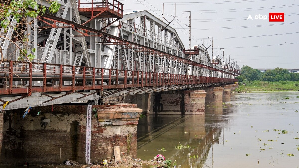 पुराने रेलवे ब्रिज पर वार्निंग लेवल के करीब यमुना का पानी, दिल्ली सरकार ने लोगों से की ये अपील