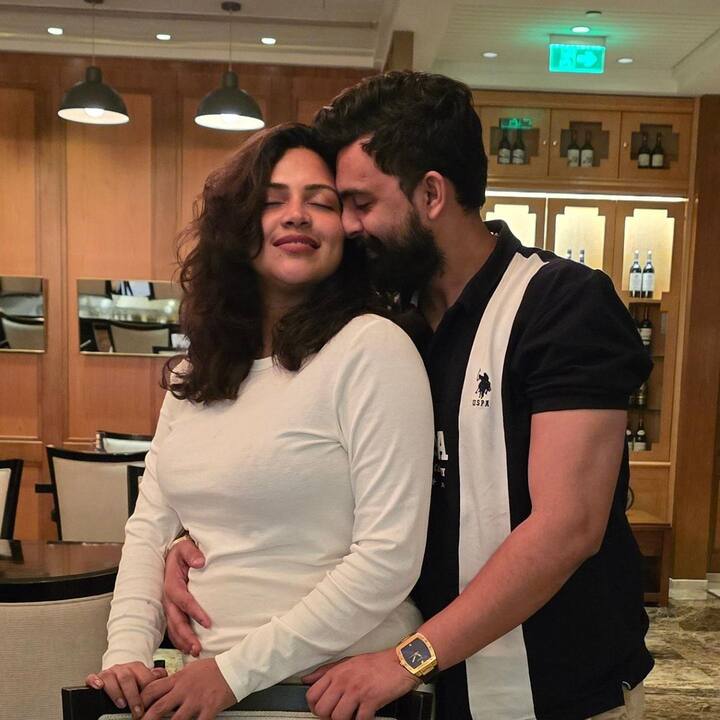 అయితే యానివర్సరీ మ్యారేజ్ యానివర్సరీ కాదు. తాము మీట్ అయ్యి సరిగ్గా ఏడాది అంటూ ఓ క్యాప్షన్ పెట్టాడు జగత్. (Images Source : Instagram/jagat desai)