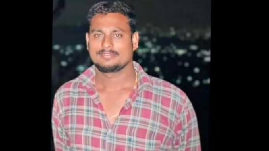 Karur Krishnarayapuram truck owner hangs himself கரூர்: தூக்கு போட்டு தற்கொலை செய்து கொண்டவரின் இறப்பில் மர்மம் - மனைவி மீது புகார்