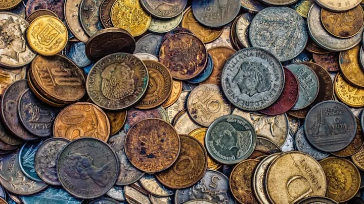 Most expensive coins in the world:   ప్రపంచంలో అరుదైన వస్తువులకు కొరత లేదు. కానీ వాటి ధరలు మనల్ని ఆశ్చర్యపరుస్తాయి. ఎలా అంటే ఒకే ఒక్క నాణం, దాని విలువ కోటి రూపాయలపైనే.  అలాంటి నాణాలు ఇప్పుడు చూద్దాం