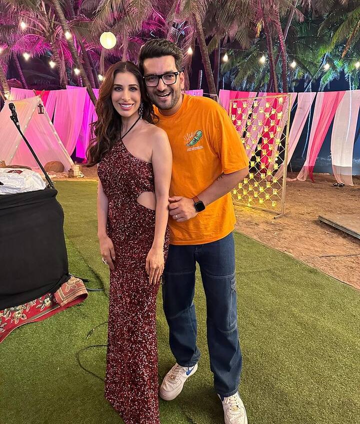 સૌફી ચૌધરી રેડ કલરના બોડીકોન લૂકમાં પોઝ આપતી જોવા મળી રહી છે.