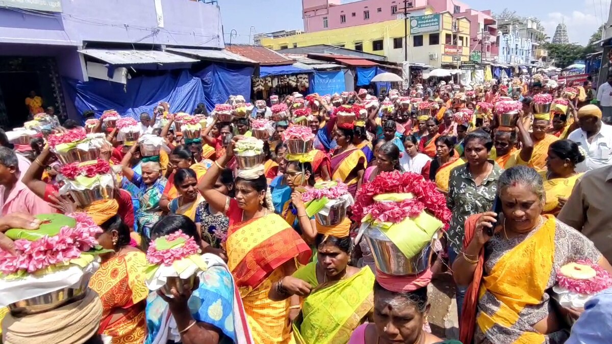 “பழனியாண்டவனே எங்களது வாழ்வாதாரத்தை மீட்டு தா” - முருகனுக்கு பால் குடம் எடுத்து  வேண்டிய அடிவார மக்கள்