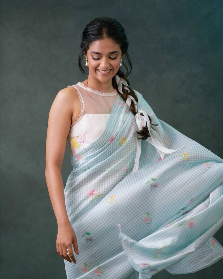 అటు తాజాగా కీర్తి నటించిన 'రఘు తాత' చిత్రం ఆగస్టు 15న ప్రేక్షకుల ముందుకు రానుంది. ప్రస్తుతం ఈ సినిమా ప్రమోషన్ కార్యక్రమాలలో బిజీగా ఉంది. Photo Credit: Keerthy Suresh/Instagram
