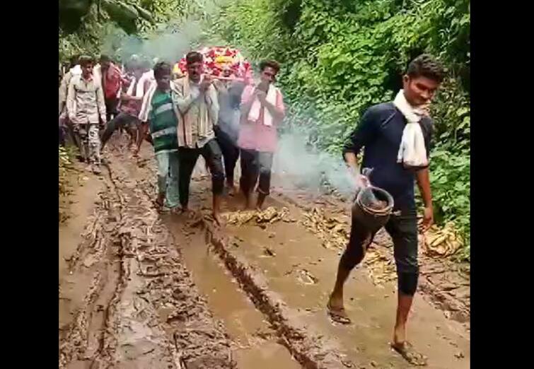 Kheda News Dhandhodi Village situation is very poor due to broken road while funeral video viral Kheda: મહુધામાં તુટેલા રસ્તાથી લોકો પરેશાન, ધંધોડીમાં અંતિમયાત્રા પણ કાદવ-કીચડમાંથી લઇ જવી પડી