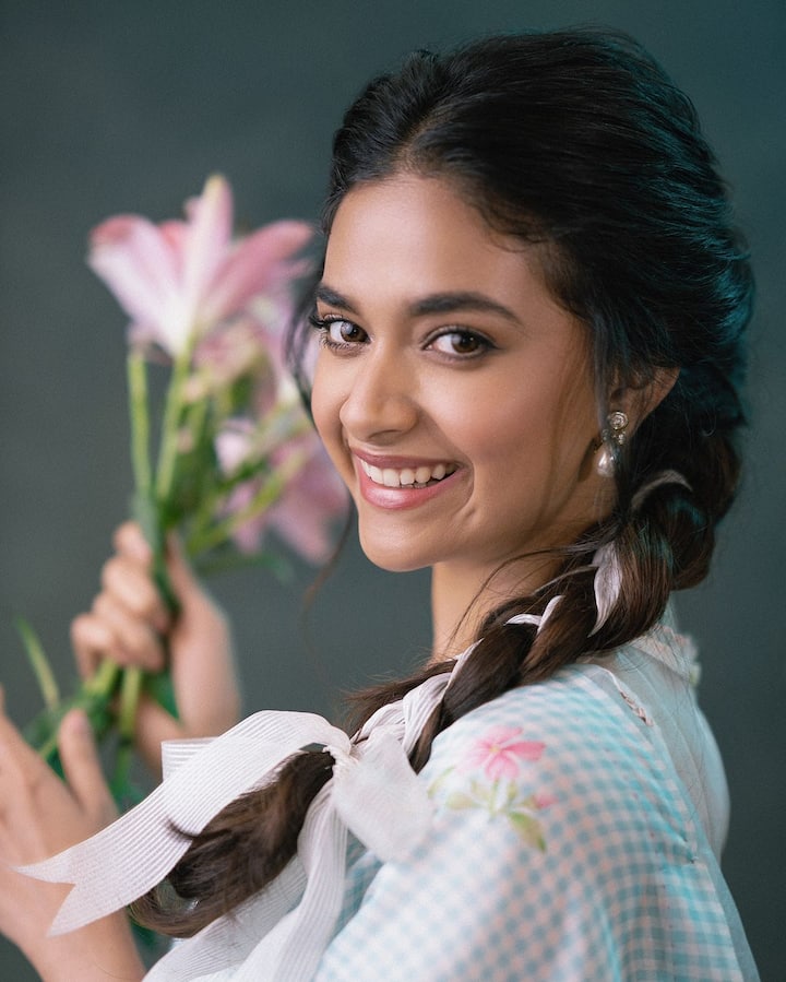 இதனையொட்டி நடிகை கீர்த்தி சுரேஷ் ப்ரோமோஷனின் ஒரு பகுதியாக சில புகைப்படங்களை இன்ஸ்டாவில் பதிவிட்டுள்ளார்.