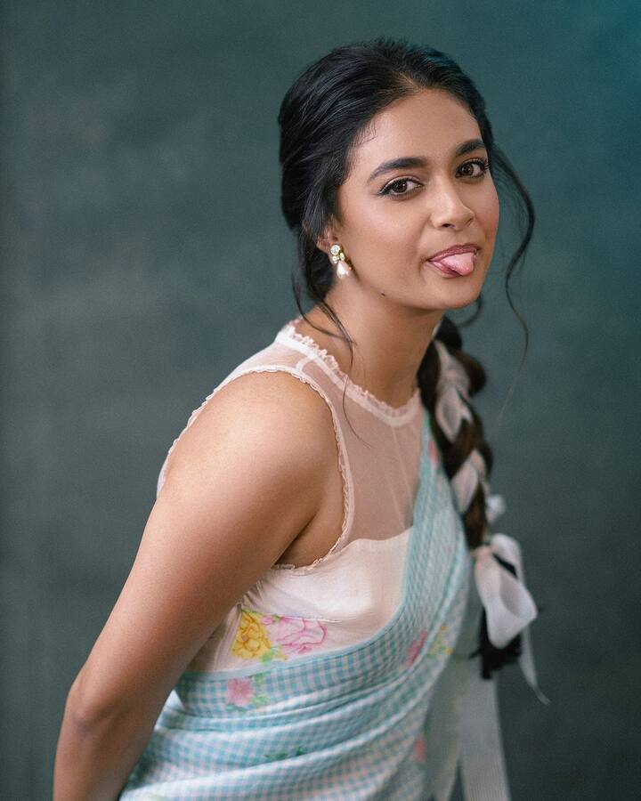 அரசியல் கலந்த காமெடி கதை கொண்ட இப்படத்தில் முன்னணி கதாபாத்திரத்தில் கீர்த்தி சுரேஷ் நடித்துள்ளார்