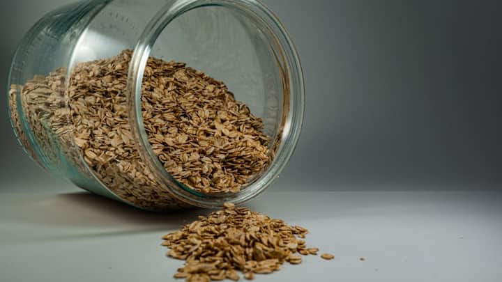 ওজন ঝরাতে নানা পদ্ধতি অবলম্বন করেন অনেকেই। বিশেষত খাওয়াদাওয়ার নিয়মে আনতে হয় পরিবর্তন। ডায়েটে চার্টে কমাতে হয় ফ্যাট এবং কার্বোহাইড্রেট সমৃদ্ধ খাবার। বিকল্প হিসেবে বেশ কিছু খাবার খাওয়া যায়।