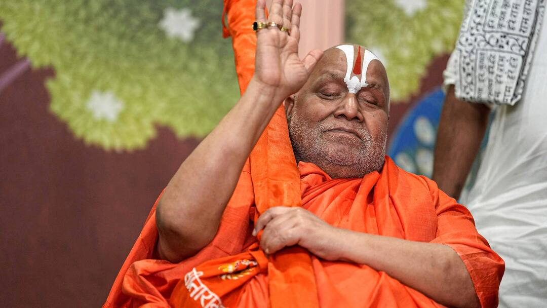 जगद्गुरु रामभद्राचार्य की मुश्किलें बढ़ीं, मुलायम-कांशीराम पर विवादित टिप्पणी मामले में HC का नोटिस HC issued notice against Jagadguru Rambhadracharya controversial comment on Mulayam yadav and Kanshi Ram जगद्गुरु रामभद्राचार्य की मुश्किलें बढ़ीं, मुलायम-कांशीराम पर विवादित टिप्पणी मामले में HC का नोटिस