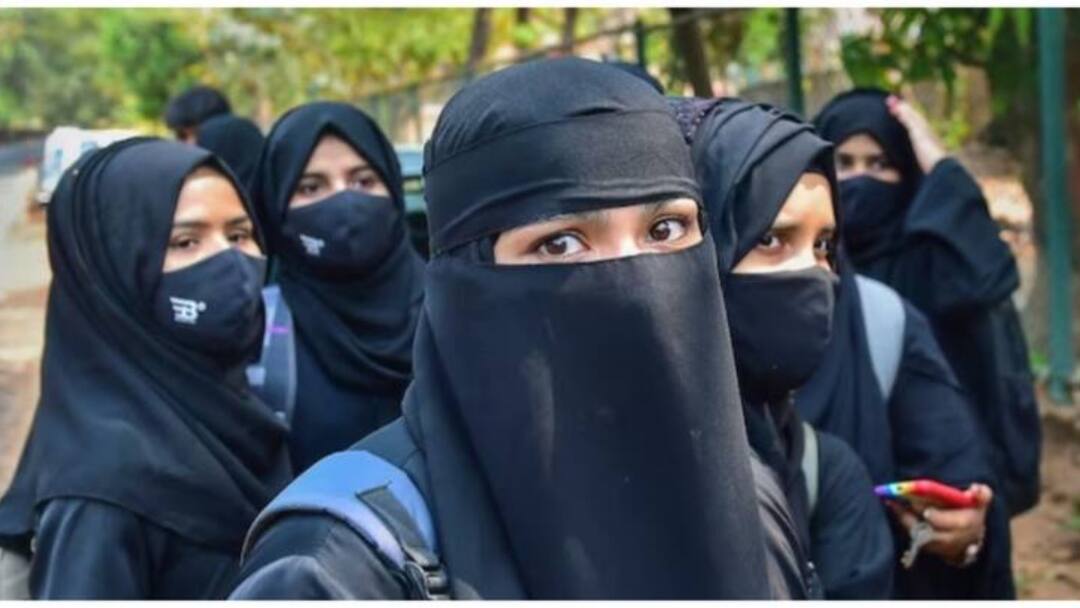 Bijnor: 'संविधान को पढ़ें...', हिजाब की वजह से छात्राओं को कॉलेज से बाहर निकालने पर बोले मौलाना कासमी Ittehad Ulama e Hind Mufti Asad Qasmi reaction when hijab students expelled from college ann Bijnor: 'संविधान को पढ़ें...', हिजाब की वजह से छात्राओं को कॉलेज से बाहर निकालने पर बोले मौलाना कासमी