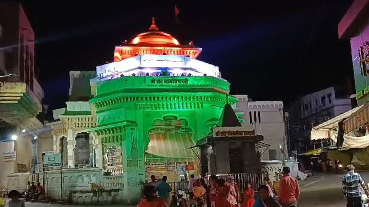 अवघ्या विश्वाचं आराध्य दैवत असलेल्या पंढरीच्या पांडुरंगाचे विठ्ठल मंदिरही तिरंग्यातील सजावटीने उजळून निघाले आहे.