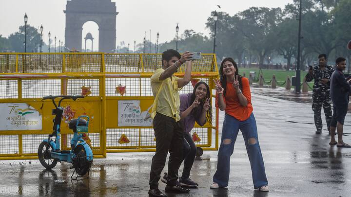 दिल्ली में सोमवार को छिटपुट बारिश हुई, जिसके कारण तापमान में गिरावट आई और शहर के कुछ हिस्सों में जलभराव के चलते यातायात प्रभावित हुआ.