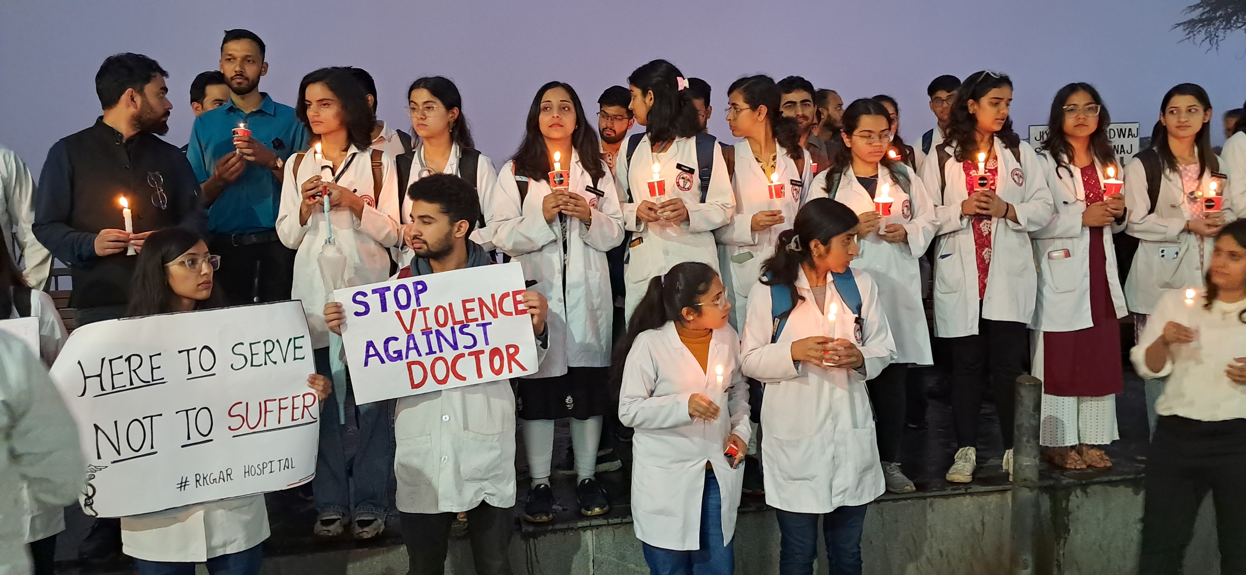 Kolkata Doctor Rape Murder Case Shimla Indira Gandhi medical college staff  protested Himachal Pradesh ANN | कोलकाता में महिला डॉक्टर से रेप-मर्डर पर  शिमला में गुस्सा, मेडिकल स्टाफ ने ...