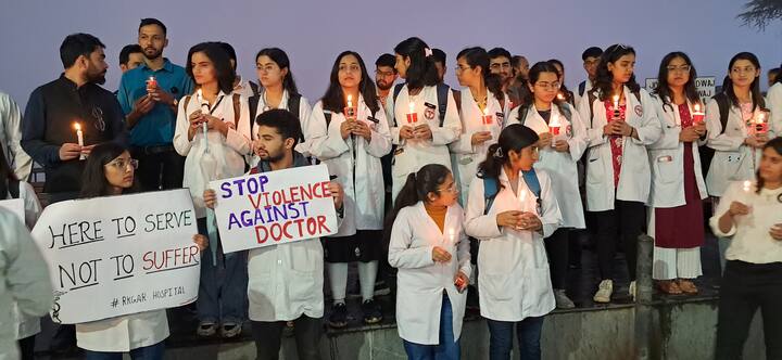 डॉक्टर के शव पर बर्बरता के निशान भी मिले हैं. यह बर्बरतापूर्ण घटना हर किसी को हिला देने वाली है. इससे देशभर के डॉक्टरों में गुस्सा देखने को मिल रहा है. खासकर महिला इंटर्न डॉक्टर अपनी सुरक्षा को लेकर चिंता में हैं.