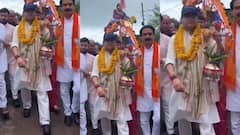 ज्योतिरादित्य सिंधिया के जूते पहनकर कांवड़ उठाने पर गरमाई सियासत, जानें अब क्या बोले पंडित?