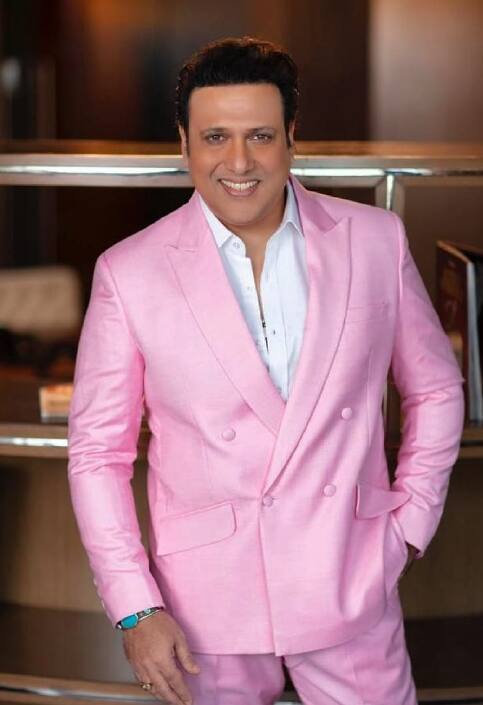 गोविंदा ने आगे बताया कि दिवंगत लीजेंडरी एक्टर दिलीप कुमार ने उन्हें उनमें से 25 फिल्में छोड़ने की सलाह दी थी. इसके बाद जब गोविंदा ने उन्हें बताया कि वे तो साइनिंग अमाउंट ले चुके हैं और वे कैसे लौटाएंगे तो दिलीप कुमार ने उन्हें भरोसा देते हुए कहा था कि सब ऊपर वाले पर छोड़ दो वो ही मैनेज करने में मदद करेंगे.