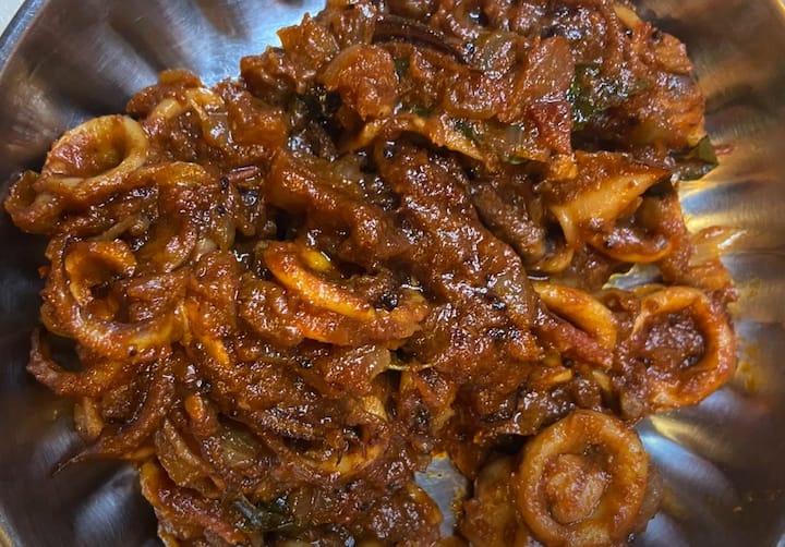 அடுத்தது தண்ணீர் ஊற்றி மசாலா பச்சை வாசனை போகும் வரை கொதிக்கவிடவும். அதன்பின் ஊறவைத்த கனவா மீனை சேர்த்து கிளறிவிடவும்.அதன்பின் கரம் மசாலா தூள் சேர்த்து 10 நிமிடம் வேகவிடவும்.