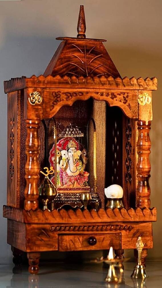 घराच्या देव्हाऱ्यात 'या' 4 वस्तू ठेवाच!