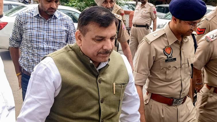 Sultanpur MP MLA Court issues arrest warrant against Aam Aadmi Party leader Sanjay Singh ann 23 साल पुराने मामले में संजय सिंह की बढ़ी मुश्किलें, कोर्ट ने जारी किया गिरफ्तारी वारंट