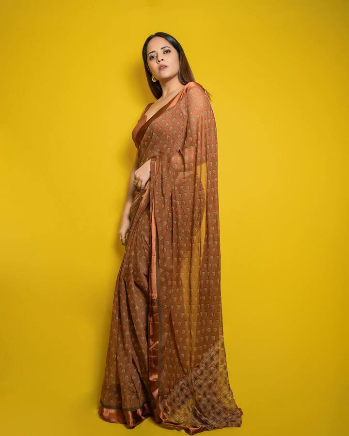 అదే ఫేమ్​తో అనసూయకు సినిమాలు వరించాయి. ప్రాముఖ్యమున్న పాత్రలను ఎంచుకుంటూ అనసూయ నటిగా తన కెరీర్​ను ముందుకు తీసుకెళ్తుంది. (Images Source : Instagram/Anasuya Bharadwaj)