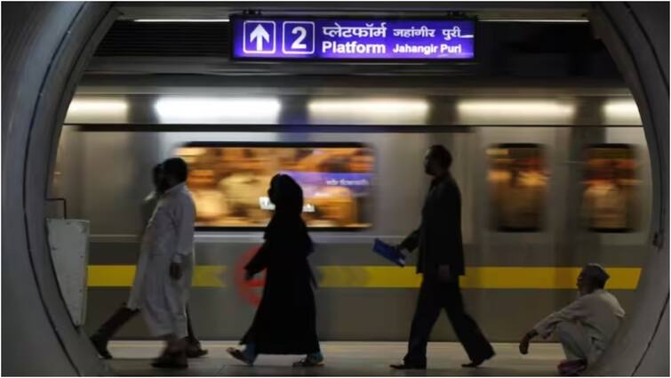 Delhi metro breaks its passenger journey record 17 times in last 30 days दिल्ली मेट्रो के मुसाफिरों ने 17वीं बार तोड़ा रिकॉर्ड, 73 लाख से ज्यादा लोगों ने किया सफर