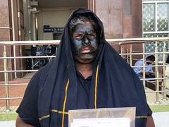 முகத்தில் கருப்பு மை பூசி வந்த சமூக ஆர்வலர் - கரூர் கலெக்டர் அலுவலகத்தில் நடந்தது என்ன?