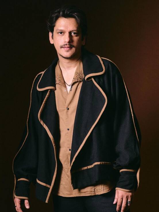 हम जिस एक्टर की बात कर रहे हैं वो कोई और नहीं विजय वर्मा हैं. जी हां विजय एक्टर बनने के लिए अपने घर से भागकर मुंबई आ गए थे. बॉलीवुड फिल्मों और ओटीटी पर अपनी एक्टिंग से धाक जमाने वाले विजय वर्मा हैदराबाद के एक मारवाड़ी परिवार से हैं.