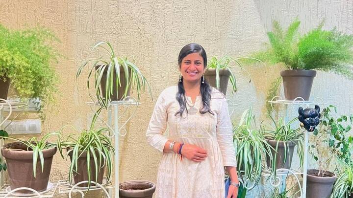 বাবার ক্যানসার ধরা পড়ে। তারপর থেকেই পরিবারের অনটন শুরু। ভিত যেন নড়ে গিয়েছিল। তবু লক্ষ্যচ্যুত হননি রীতিকা। ছবি- রীতিকা জিন্দালের ইনস্টাগ্রাম