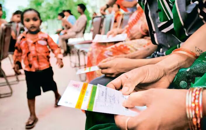 શું તમે જાણો છો કે આધાર કાર્ડમાં સરનામું કેટલી વાર બદલી શકાય છે? યુઆઈડીએઆઈએ સરનામાંમાં ફેરફારને લઈને કોઈ મર્યાદા લાદી નથી.મતલબ કે વ્યક્તિ જેટલી વખત ઇચ્છે તેટલી વાર આધાર કાર્ડમાં પોતાનું સરનામું બદલી શકે છે. આધાર કાર્ડમાં એડ્રેસ ઘરે બેઠા અપડેટ કરી શકાય છે.