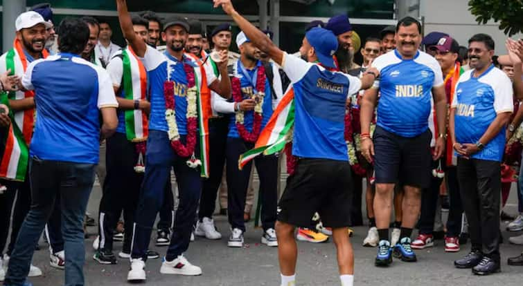 indian-hockey-team-reached-delhi-airport-and-got-grand-welcome-won-bronze-medal-in-paris-olympics-2024 Hockey Team: ਕਾਂਸੀ ਤਗਮਾ ਜਿੱਤਣ ਵਾਲੀ ਹਾਕੀ ਟੀਮ ਪਹੁੰਚੀ ਦਿੱਲੀ, ਏਅਰਪੋਰਟ 'ਤੇ ਢੋਲ-ਢਮਕੇ ਨਾਲ ਹੋਇਆ ਸਵਾਗਤ