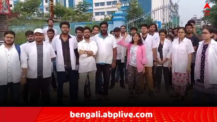 Purulia Doctors agitation for their security during RG Kar Doctor's Death Mystery Case Doctor's Security: রাতে ক্যাম্পাসে যেতে পাড়ি দিতে হয় প্রায় ৭ কিমি পথ, কতটা 'সুরক্ষিত' পুরুলিয়ার মহিলা ডাক্তাররা ?