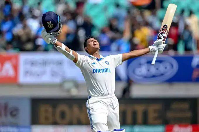 यशस्वी जैस्वाल- 1028 धावा- आयसीसी वर्ल्ड टेस्ट चॅम्पियनशिपमध्ये सर्वाधिक धावा करण्याच्या यादीत भारताचा यशस्वी जैस्वालचे नाव अग्रस्थानी आहे. या वर्षाच्या सुरुवातीला इंग्लंडविरुद्धच्या कसोटी मालिकेत त्याने अप्रतिम कामगिरी केली होती. यशस्वीने कसोटी चॅम्पियनशिपमध्ये 9 सामन्यांच्या 16 डावात 1028 धावा केल्या आहेत.