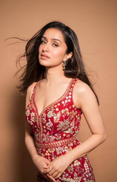 हम जिस एक्ट्रेस की बात कर रहे हैं वो कोई और नहीं बल्कि बॉलीवुड के दिग्गज एक्टर शक्ति कपूर की बेहद टैलेंटेड बेटी श्रद्धा कपूर हैं.